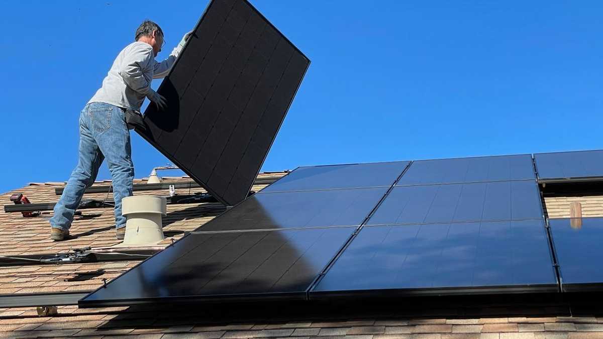 Montage eines Solarpanals auf dem Dach