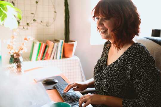 einen Antrag schreiben eine Frau sitzt an einer Tastatur