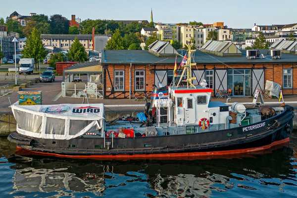 Der Schlepper Petersdorf am Liegeplatz des Rostocker Stadthafens