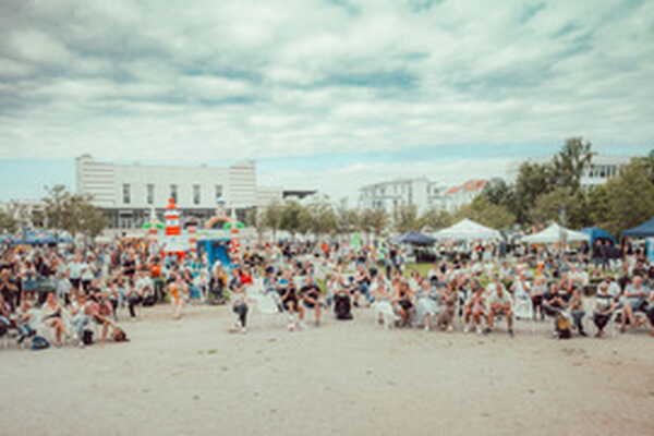 Bild vom Strand, viele Menschen, Freude